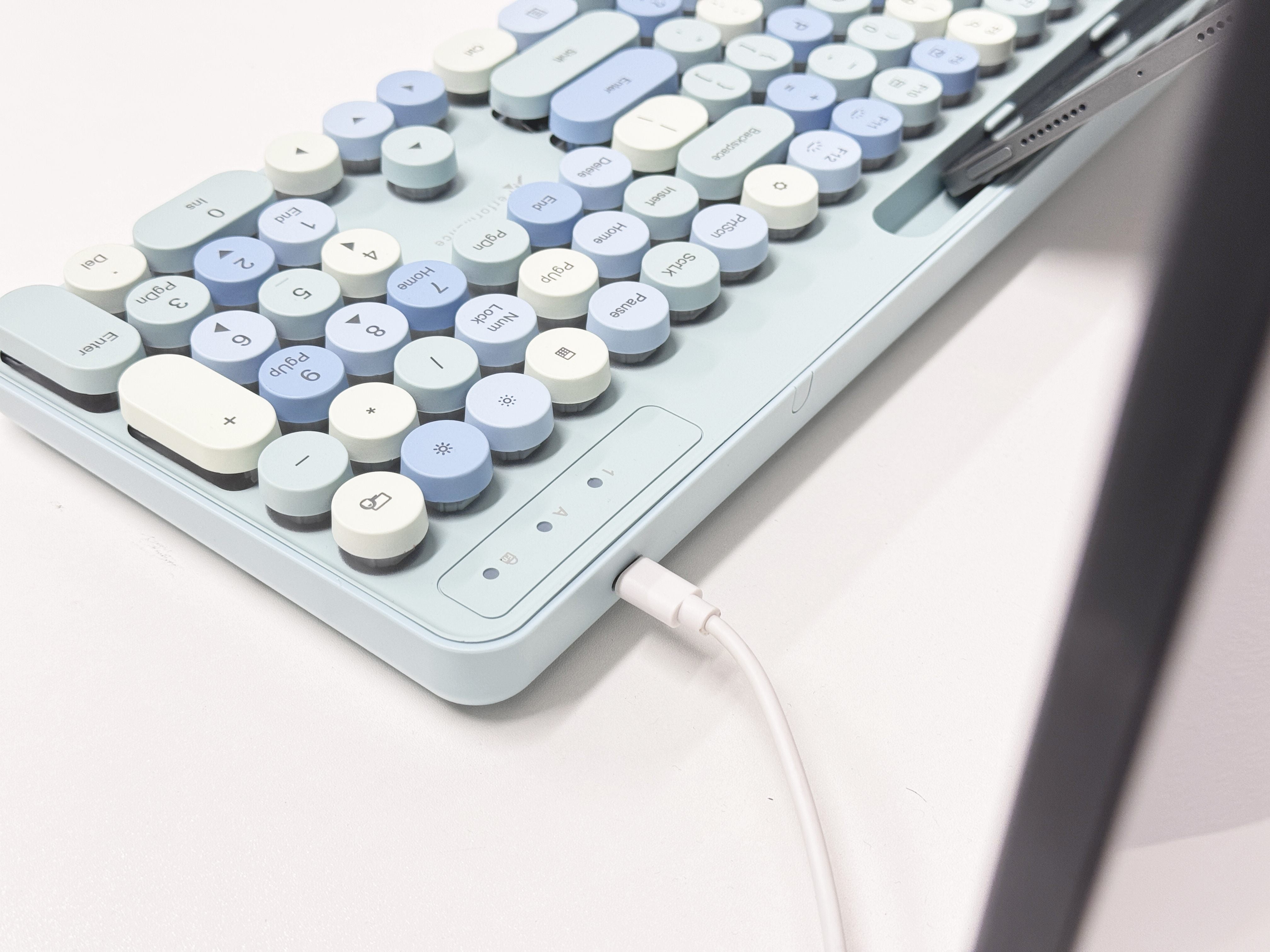 Retro Wired Keyboard and Mouse Combo - Typewriter Round Keys, USB Plug and Play, Matching Mouse