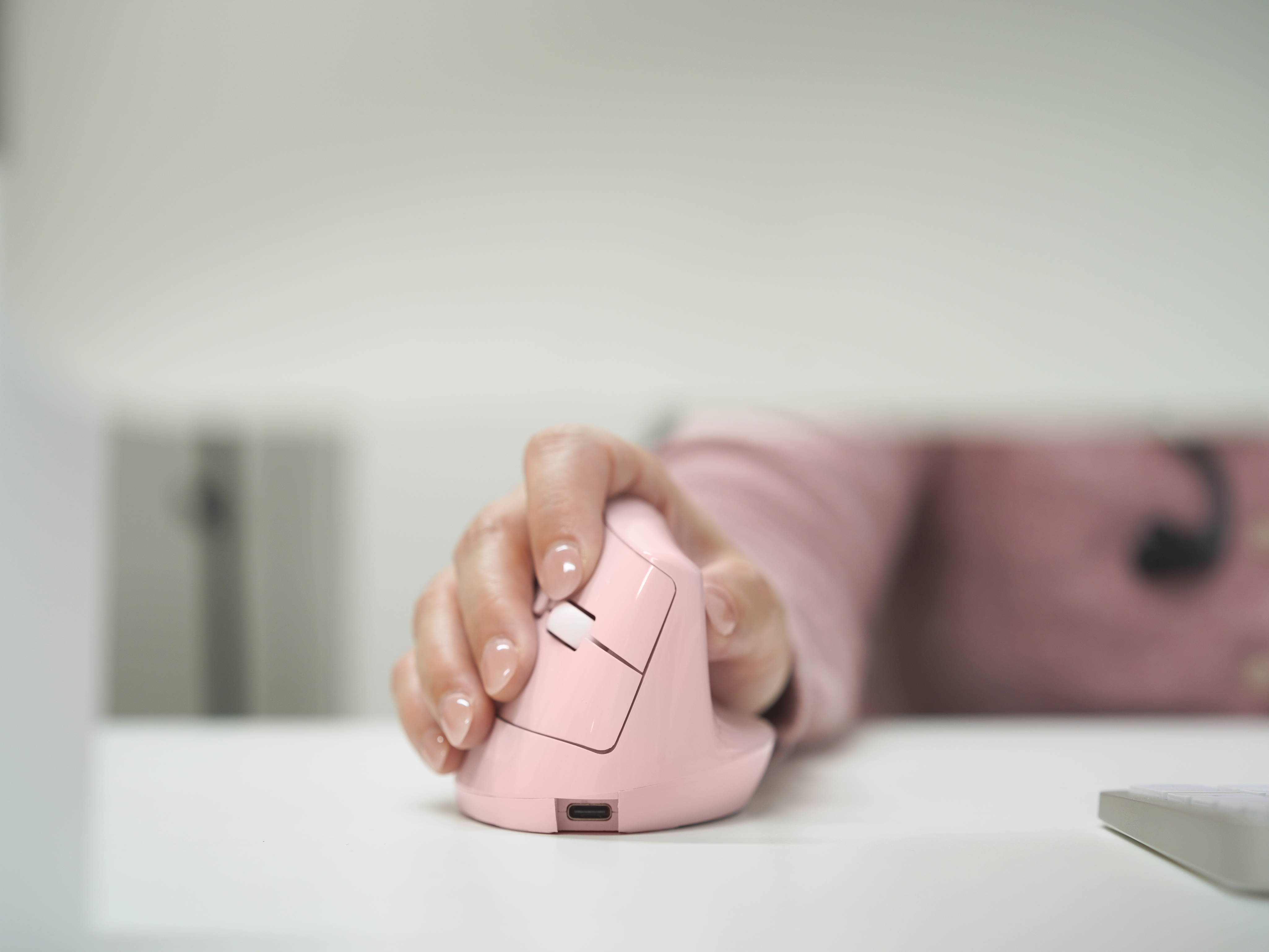 Wireless Vertical Ergonomic Mouse — Bluetooth + 2.4GHz, 4000 DPI, 6 Buttons (Pink)