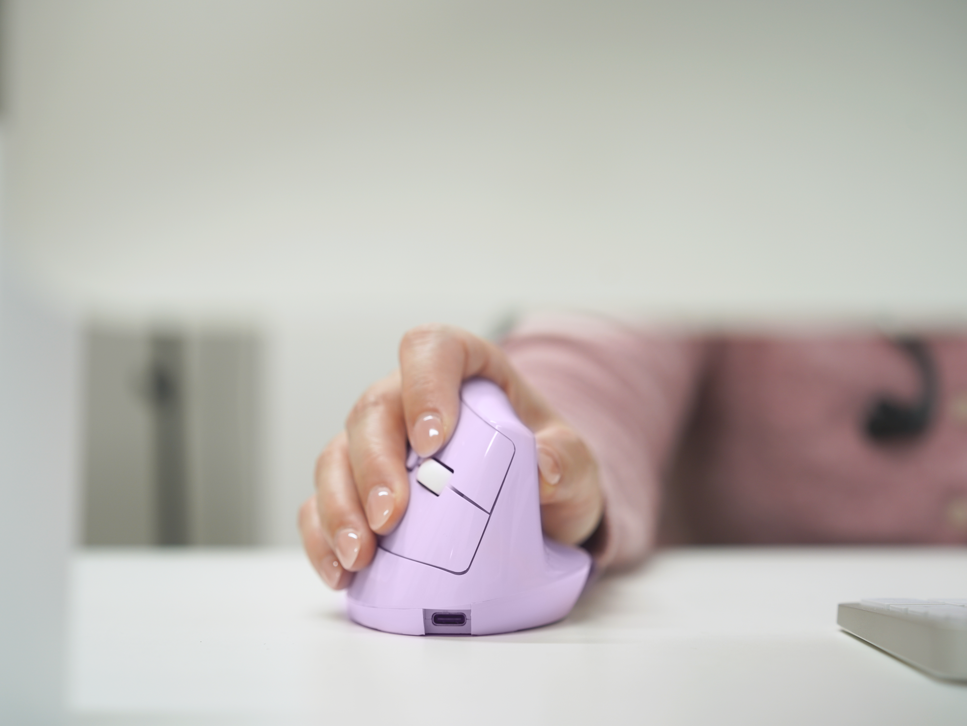 Wireless Vertical Ergonomic Mouse — Bluetooth + 2.4GHz, 4000 DPI, 6 Buttons (Purple)