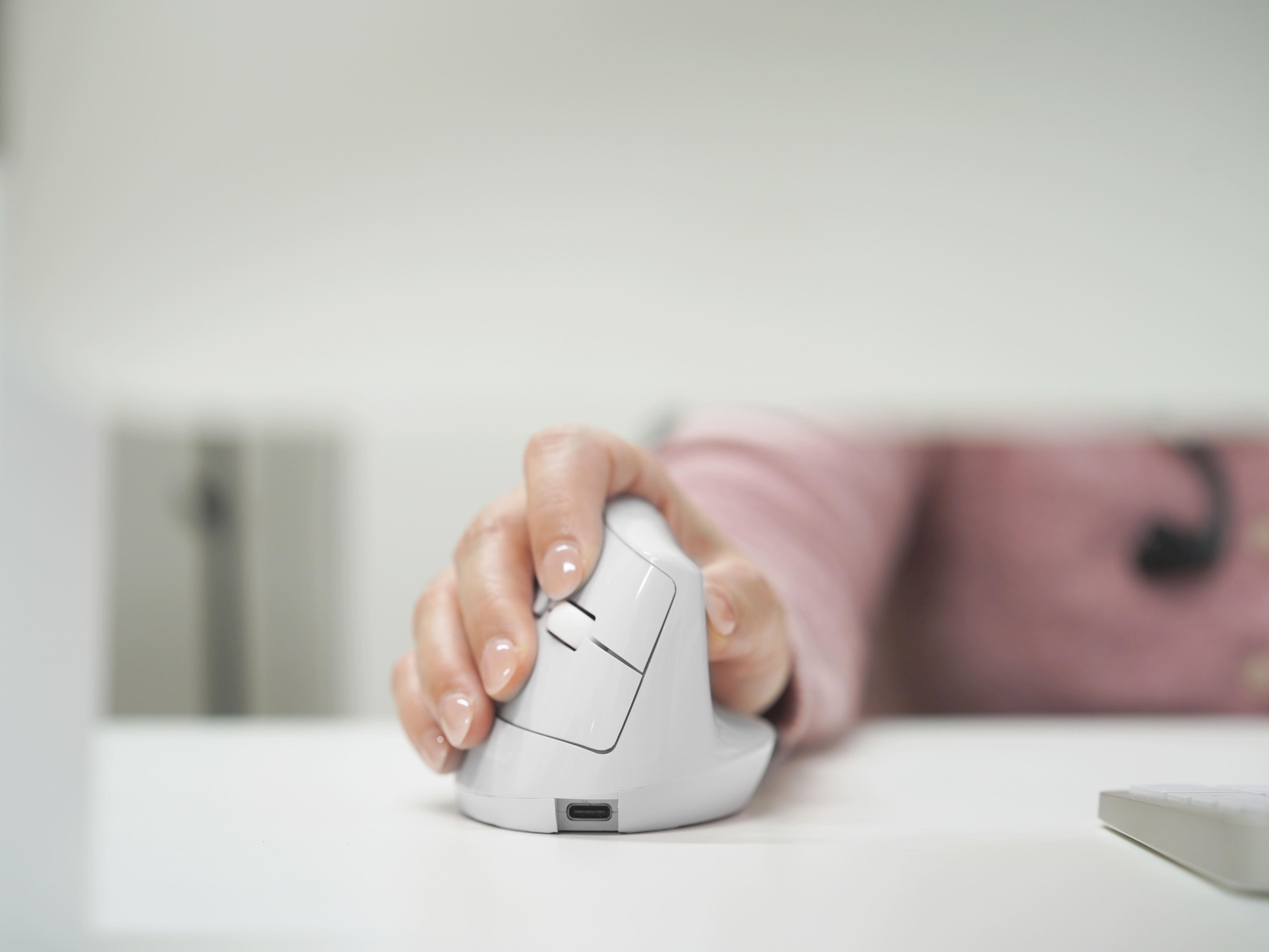 Wireless Vertical Ergonomic Mouse — Bluetooth + 2.4GHz, 4000 DPI, 6 Buttons (White)