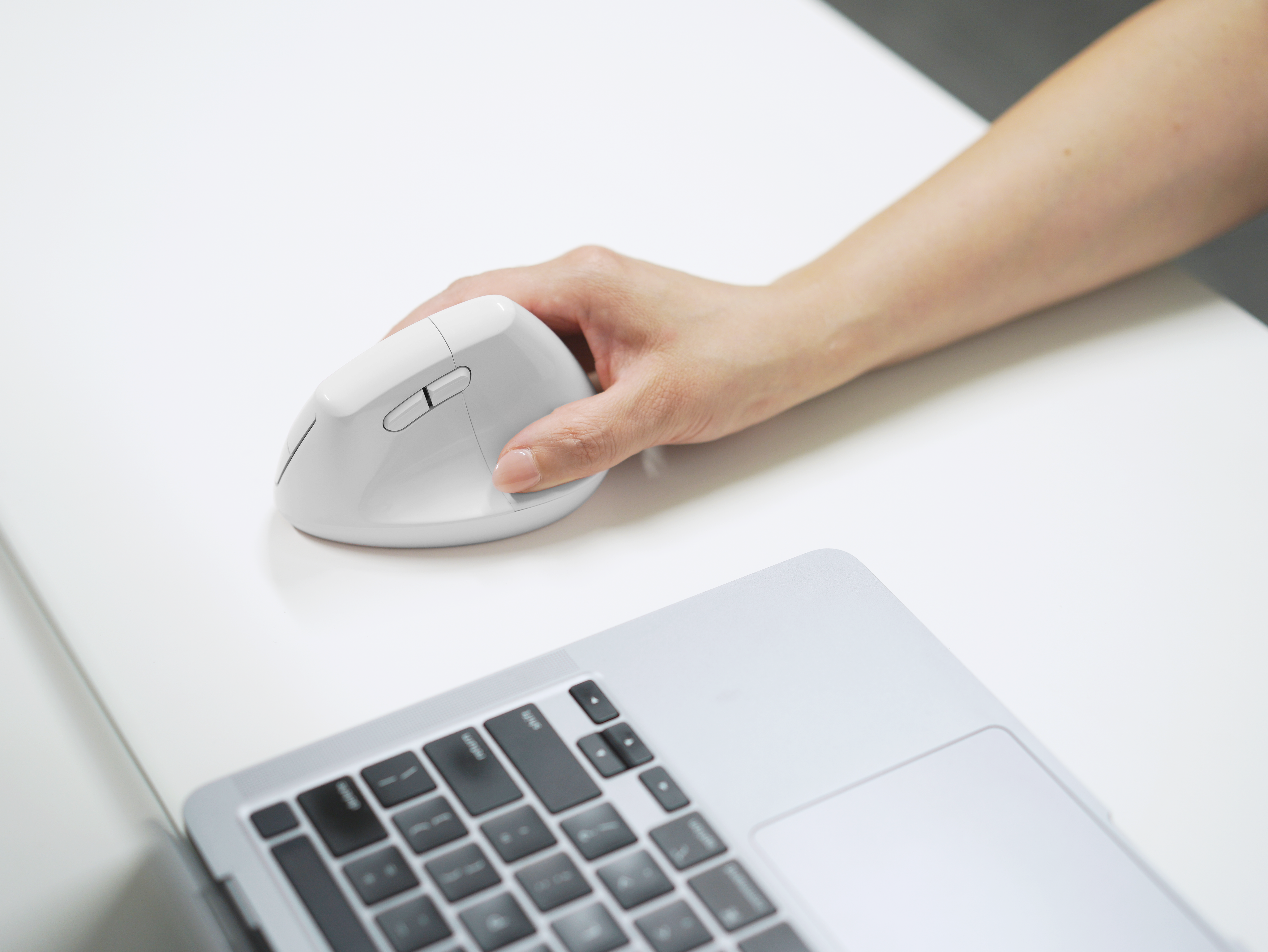 Wireless Vertical Ergonomic Mouse — Bluetooth + 2.4GHz, 4000 DPI, 6 Buttons (White)